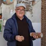 Giacomo Marrone, 68enne di Bitetto, realizza dei curiosi monili in cui delle perline colorate si alternano ai noccioli della t�rmite, l�oliva caratteristica delle campagne bitettesi